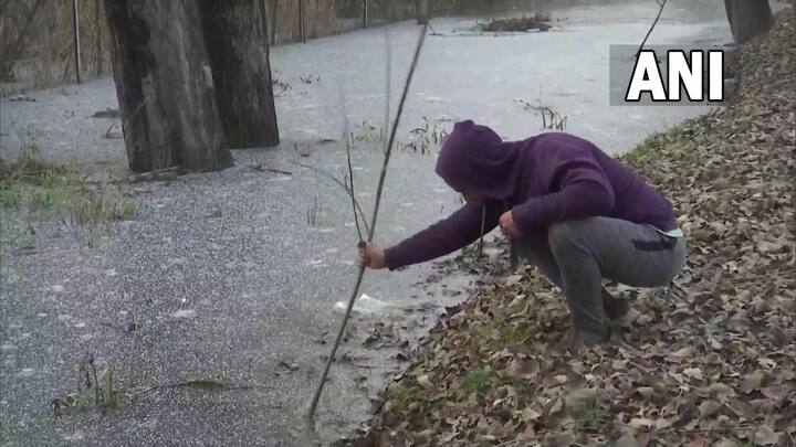 बता दें कि जम्मू में इस मौसम से आज तापमान 3 डिग्री सेल्सियस तक पहुंच गया है और अंदजा लगाया जा रहा है कि अभी पारा इससे भी नीचे जाने वाला है.