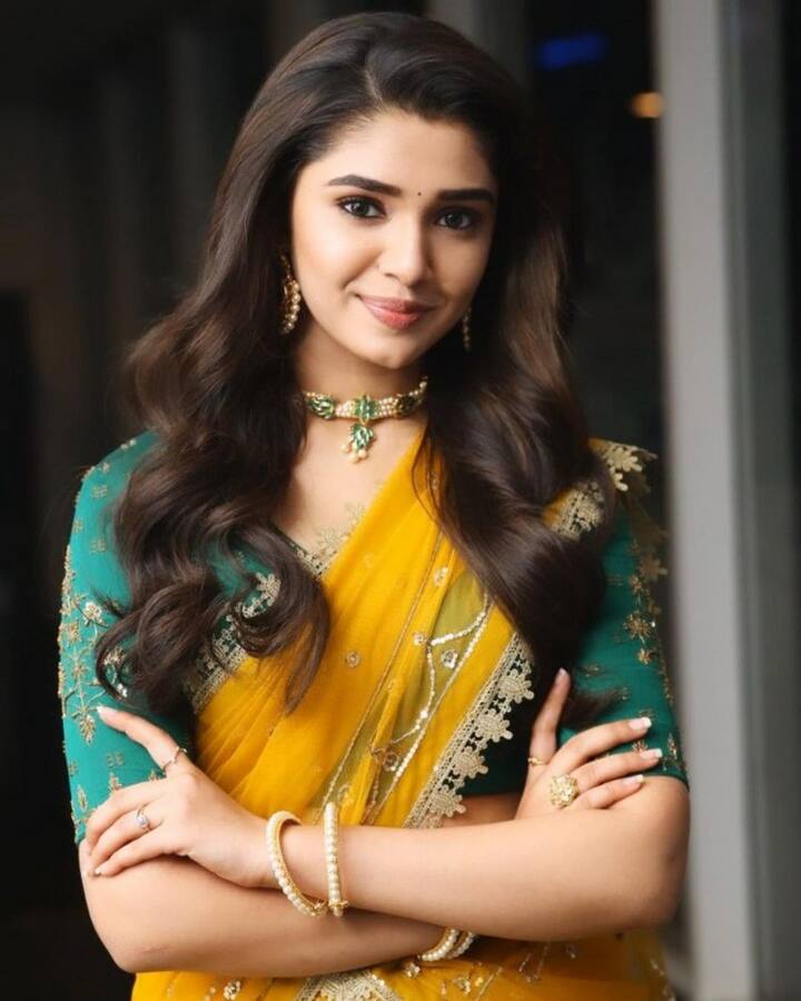 ఇప్పటికే యంగ్ హీరో నాని సరసన 'శ్యామ్ సింగరాయ్', సుధీర్ బాబు నటిస్తోన్న 'ఆ అమ్మాయి గురించి మీకు చెప్పాలి' అనే సినిమాల్లో నటిస్తోంది. (Photo Courtesy: Instagram)