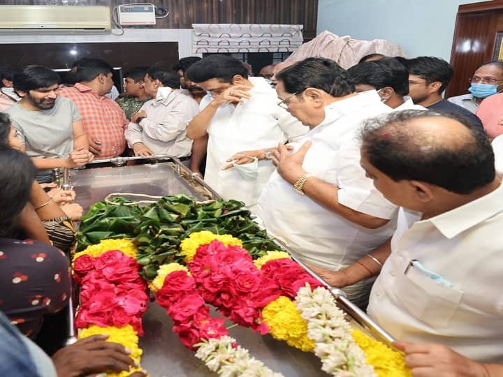 Tamil Nadu CM MK Stalin pays respect to k shanmuganathan PA of TN former cm kalaignar karunanidhi CM stalin On Shanmuganathan | உழைப்பு, உண்மை, அர்ப்பணிப்பு.. சண்முகநாதன் உடலுக்கு அஞ்சலி.. கண்ணீர் சிந்திய முதலமைச்சர் ஸ்டாலின்