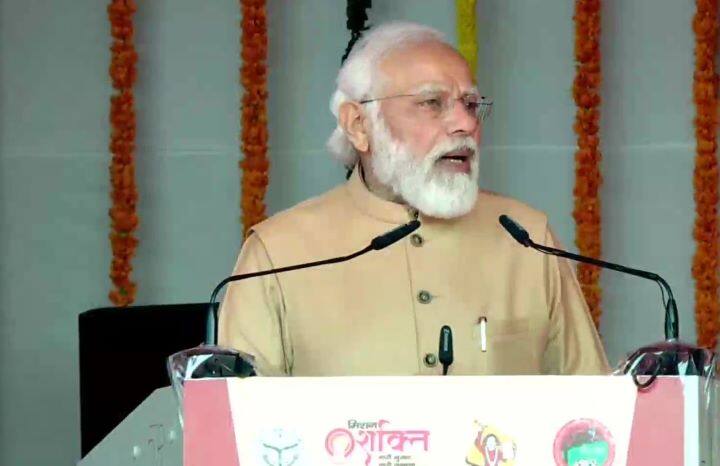 prayagraj pm-modi-transfer-1000-crore-rupees-to-16 lakh women laid foundation stone of 202 supplementary nutrition manufacturing units PM Modi In Prayagraj: স্বনির্ভর গোষ্ঠীগুলিকে হাজার কোটি টাকার উপহার, উত্তরপ্রদেশে মোদির নিশানায় বিরোধীরা