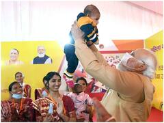 Prayagraj में पीएम मोदी का नया 'अवतार', बच्चों को स्नेह से गोद में लेकर दुलारा, देखें खास तस्वीरें