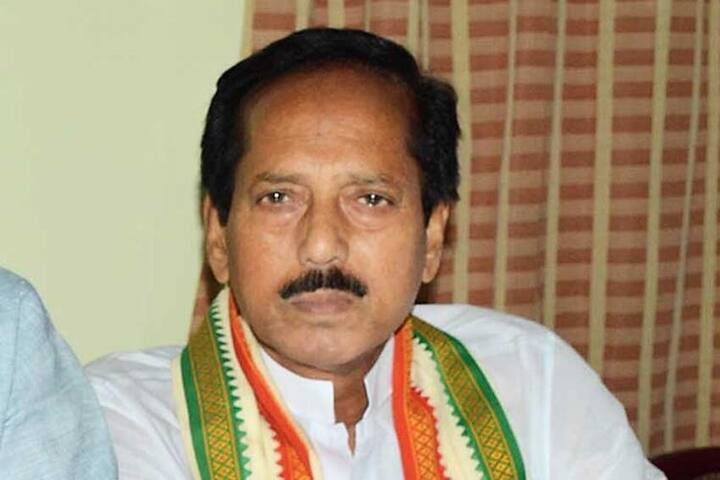 पश्चिम बंगाल के बोलपुर लोकसभा सीट से सांसद हैं असित कुमार मल. मल टीएमसी के टिकट पर चुनाव जीत लोकसभा पहुंचे हैं. 67 साल के हो चुके असित मल अविवाहित हैं.