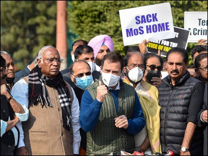 केंद्रीय गृह राज्य मंत्री अजय मिश्र टेनी की बर्खास्तगी की मांग को लेकर विपक्ष आज एक बार फिर लामबंद हुआ और संसद भवन परिसर से लेकर विजय चौक तक मार्च निकाला. (तस्वीर: पीटीआई)