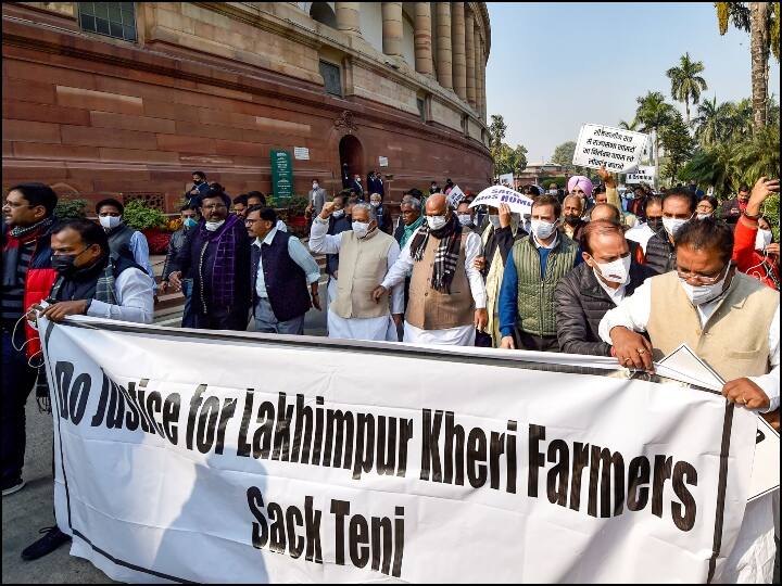 विपक्ष सड़क से लेकर संसद तक लगातार टेनी के इस्तीफे की मांग को लेकर हमलावर है. यहां तक की कल राज्यसभा में एक बिल पर चर्चा के दौरान विपक्ष ने टेनी को लेकर कई ऐसे शब्दों का प्रयोग भी किया, जिनको आज राज्यसभा के रिकॉर्ड से भी हटा दिया गया. (तस्वीर: पीटीआई)