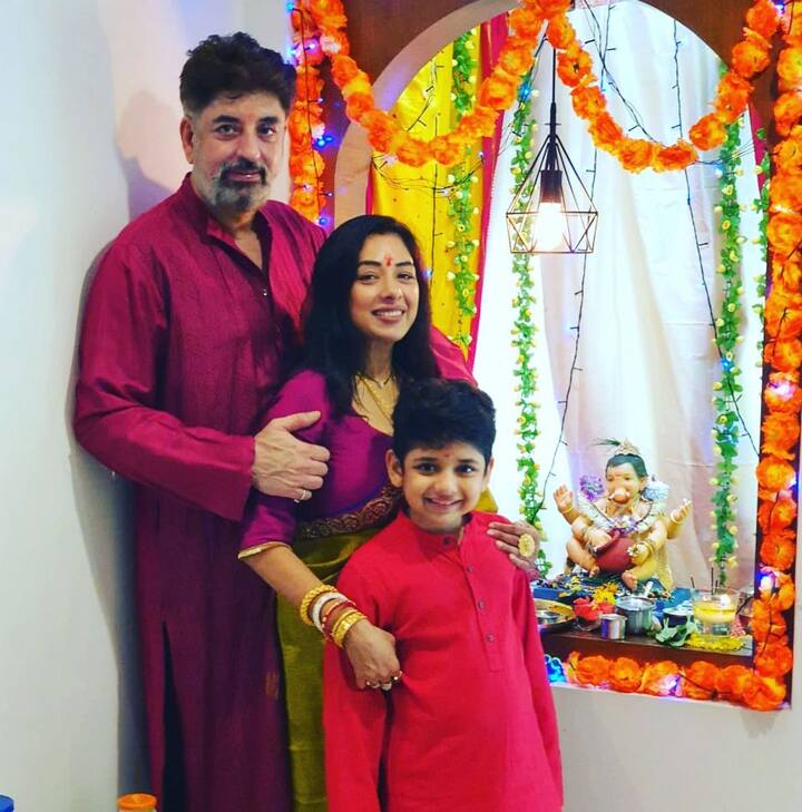 रुपाली गांगुली ईश्वर पर पूरी आस्था रखती हैं. ये उनके घर में मंदिर की तस्वीरें हैं, हर साल उनके घर में जब गणपति बप्पा पधारते हैं तो बड़ी धूमधाम के साथ उनका स्वागत करती हैं.