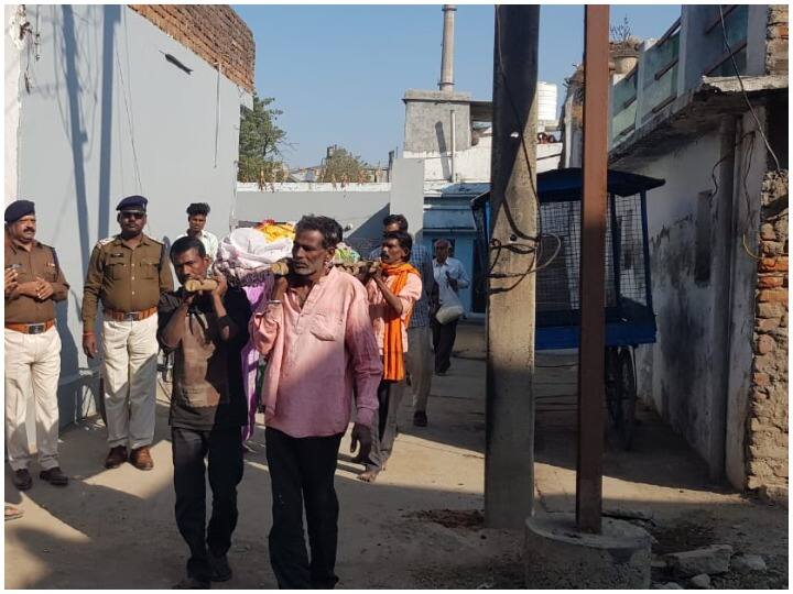 Katni News police performed the last rites on family members refusal ANN Katni News: कटनी में पुलिस ने पेश की मानवता की मिसाल, परिजन बनकर बुजुर्ग के शव का कराया अंतिम संस्कार