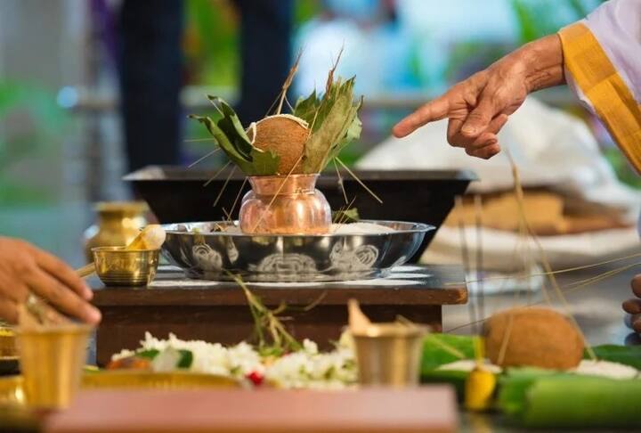 આ વર્ષે એવા પણ લગ્ન યોજાયા જેમાં વર-વધુ તો હતા પરંતુ લગ્ન કરનાર પંડિત ન હતા. આ પ્રકારના લગ્નમાં પંડિતે વીડિયો કોલ કરીને શ્વોક બોલ્યા અને લગ્નની વિધિ આ રીતે સંપન્ન કરાવી હતી. તો મોલવીએ વીડિયો કોલ કરીને નિકાહ કરાવ્યાં.