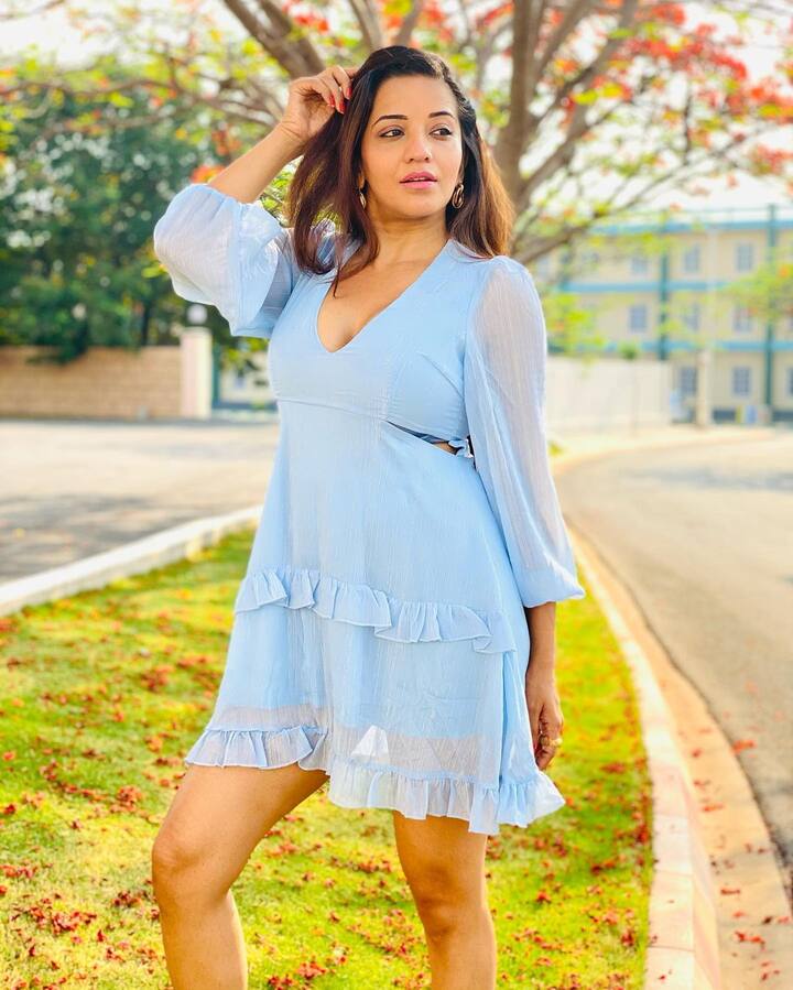 मोनालिसा (Monalia Instagram) अक्सर इंस्टाग्राम पर अपनी ग्लैमरस और सिजलिंग तस्वीरें शेयर कर सोशल मीडिया के तापमान को बढ़ाती रहती हैं.