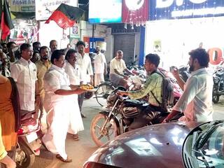 கும்பகோணம் மாநகராட்சியாக தரம் உயர்த்தி அரசாணை வெளியீடு - திமுகவினர் இனிப்பு வழங்கி கொண்டாட்டம்