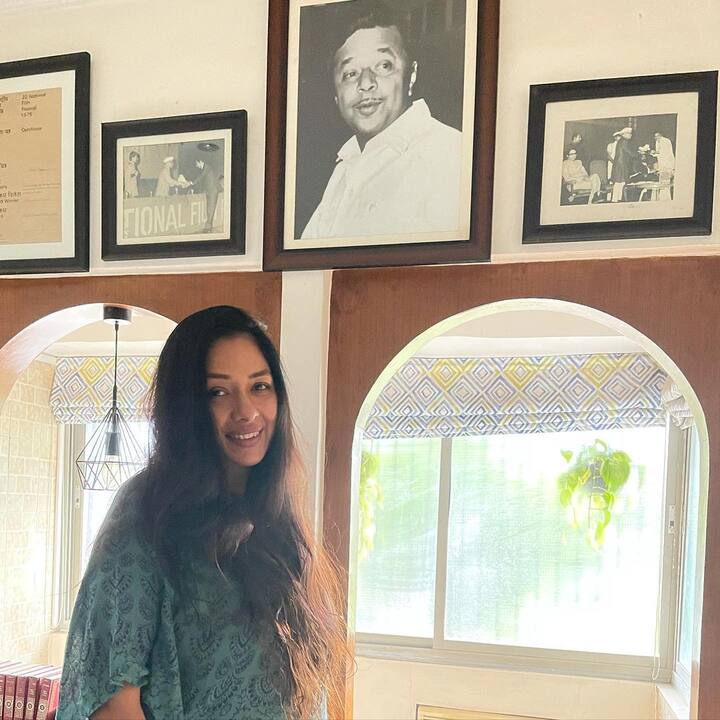 रुपाली के घर में एक कोना उनके परिवार के सदस्यों की तस्वीरों का भी है. इस वॉल पर उन्होंने अपने पिता से लेकर घर के सभी सदस्यों की पुरानी तस्वीरों को सजोया हैं.