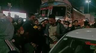 Chhotaudepur : પોલીસકર્મીની કાર અને ટેન્કર વચ્ચે અકસ્માત થતાં પોલીસે કરી દાદાગીરી, તો લોકોએ શિખવ્યો પાઠ