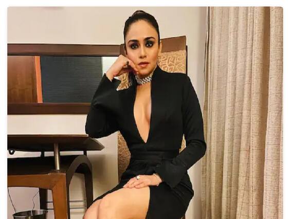 अमृता खानविलकरचा बोल्ड अन् क्लासी लूक