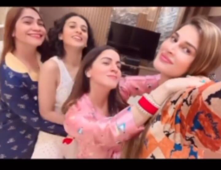 श्रद्धा (Shraddha Arya Wedding Photo) की पजामा पार्टी में उनकी दोस्त हीना परमार, पूजा ठाकुर और उनकी बहन दिव्या आर्या भी शामिल हुई.