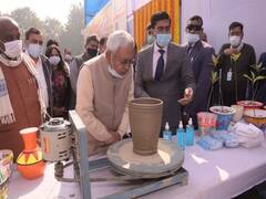 Samaaj Sudhar Abhiyan: पहले सीखा, फिर खुद मिट्टी का मटका बनाने लगे CM नीतीश, देखें कार्यक्रम के पहले दिन की Inside Pics