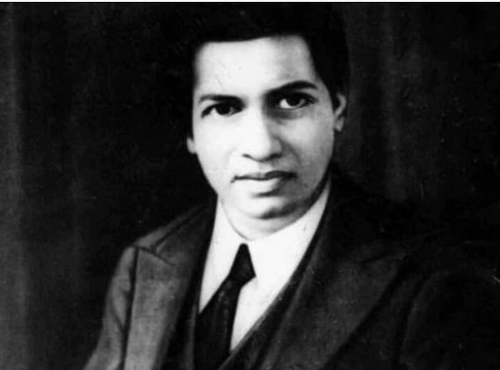 ১৯১২ সালে রামানুজন পোর্ট ট্রাস্টে কাজ করা শুরু করেন, যেখানে তাঁর সহকর্মীরা উপলব্ধি করেন ম্যাথেমেটিক্স জিনিয়াসের দক্ষতা। পরে কেমব্রিজ বিশ্ববিদ্যালয়ে অঙ্ক নিয়ে পড়াশোনা করতে যান তিনি।