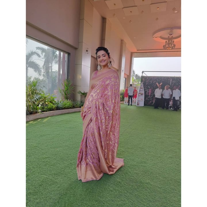 हृता या फोटोंमध्ये फारच सुंदर दिसत आहे, तिने हा लूक तिच्या भावाच्या लग्नासाठी केला होता.( photo: hruta12/ig)