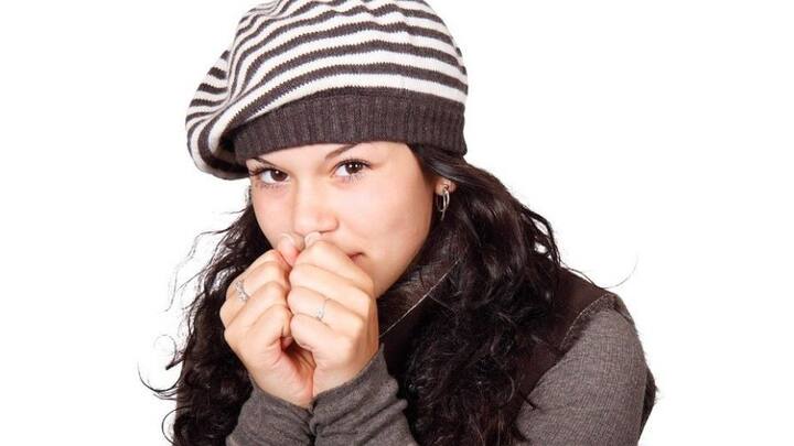 বাড়ির বাইরে বেরোলে অবশ্যই মাথা ঢাকুন। টুপি বা স্কার্ফ ব্যবহার করতে পারেন। এতে ধুলো, বালি, দূষণের ছোঁয়া লাগবে না চুলে।