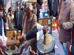 Samaaj Sudhar Abhiyan: पहले सीखा, फिर खुद मिट्टी का मटका बनाने लगे CM नीतीश, देखें कार्यक्रम के पहले दिन की Inside Pics