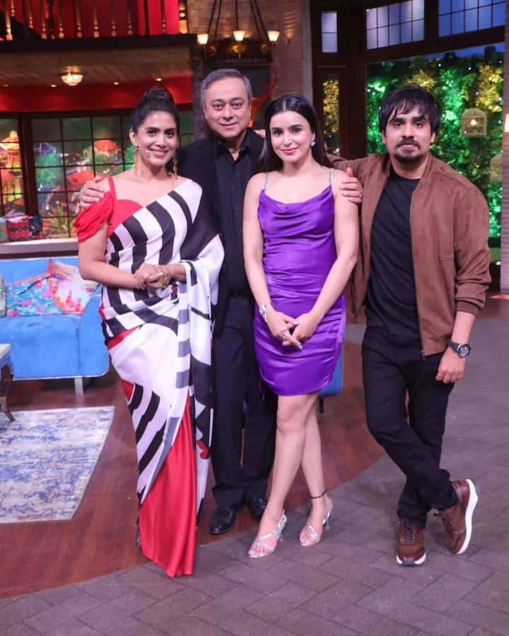 कपिल शर्मा (Kapil Sharma) सोबतच भारती सिंह, कीकू शारदा, कृष्णा अभिषेक आणि चंदन प्रभाकर हे कलाकार देखील या शोमधून प्रेक्षकांच्या भेटीस येतात. नुकतीच या शोमध्ये सोनाली कुलकर्णी (Sonali Kulkarni), रवि किशन (Ravi Kishan) आणि सचिन खेडेकर (Sachin Khedekar) यांनी हजेरी लावली. (photo:sonalikul/ig)