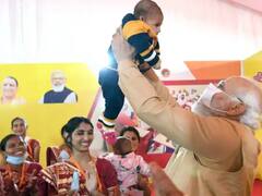 प्रयागराज में पीएम मोदी ने बैंक सखियों से की खास मुलाकात, पीएम ने जिज्ञासा में पूछे कई सवाल