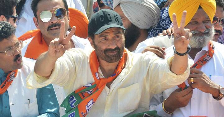 सनी देओल अभिनेता से राजनेता बन गए हैं. वह पंजाब में गुरदासपुर से बीजेपी के सांसद हैं. सनी देओल के एक भाई और दो सगी बहने हैं. इसके साथ ही सनी देओल की दो सौतेली बहनें भी हैं जो हेमा मालिनी और धर्मेंद्र की बेटी हैं.