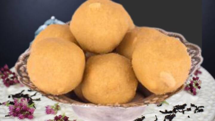 মিষ্টি খাওয়ার অনেক জ্বালাও। শরীরে সহ্য হয় না যে! তাই অল্প মিষ্টির নলেন গুড়ের ছানা সন্দেশ নিয়ে আসতে পারেন বাড়িতে।