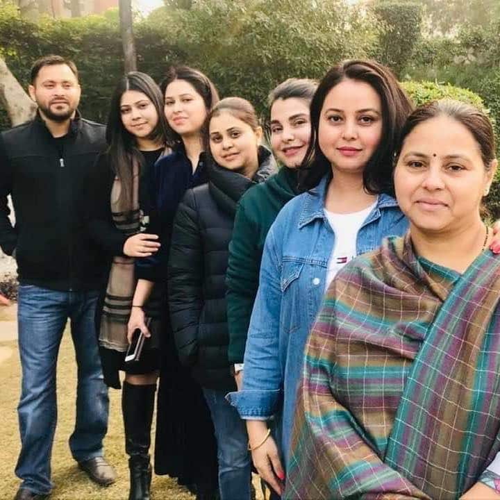 हाल ही में बिहार के डिप्टी सीएम रहे राजद नेता तेजस्वी यादव ने शादी रचाई है. उनकी पत्नी का नाम एलेक्सिस रेचल है जो अब राजश्री यादव के नाम से जानी जाती हैं. तेजस्वी यादव नौ भाई बहन हैं.