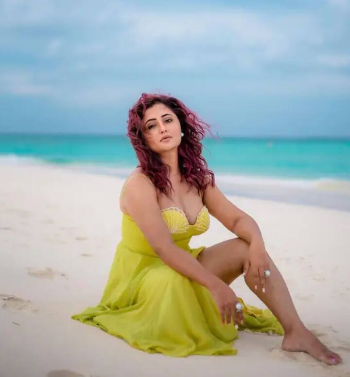 रश्मी देसाईने वेब सीरीज तंदूरमधून ओटीटीवर डेब्यू केलं आहे