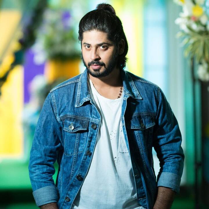 అనంతపురంలో జన్మించిన  అమర్ దీప్ చౌదరికి చిన్నప్పటి నుంచీ యాక్టింగ్ అంటే చాలా ఇష్టమట.  స్కూల్, కాలేజీ, బీటెక్ అయ్యాక, యూకేలో మాస్టర్స్ డిగ్రీ పూర్తిచేశాడు. ఓ ఏడాది సాఫ్ట్ వేర్ ఎడ్వైజర్ గా పనిచేసిన అమర్ చాలా డాన్స్ షోస్ లో పాల్గొన్నాడు.