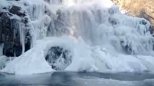 Kashmir Winter : काश्मीर खोऱ्यातील तांगमार्ग जवळ असलेला द्रांग धबधबा थंडीमुळे गोठलाय : Abp Majha
