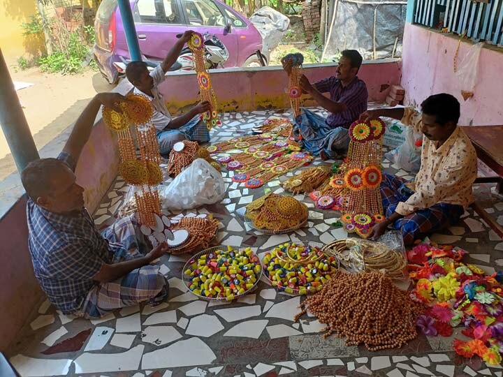 புத்தாண்டில் விருந்தினர்களுக்கு பரிசளிக்க தயாராகும் தஞ்சாவூர் சந்தன மாலைகள்