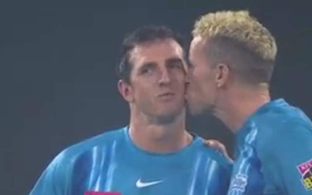 The captain kissed the bowler on the field, the video is going viral The captain kissed the bowler on the field, the video is going viral