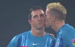 Big Bash League Viral Video: कप्तान ने मैदान पर गेंदबाज को किया किस, वायरल हो रहा वीडियो
