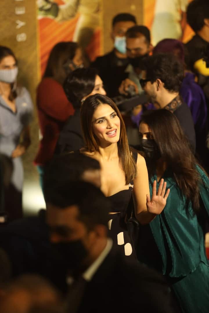 बुधवार को रणवीर सिंह की 83 मूवी का स्पेशल प्रीमियर रखा गया था. जिसमें 1983 वर्ल्ड कप में भारत की टीम से खेलने वाले पूर्व क्रिकेटर और उनके परिवार के सदस्य से लेकर फिल्म की कास्ट शामिल हुई.