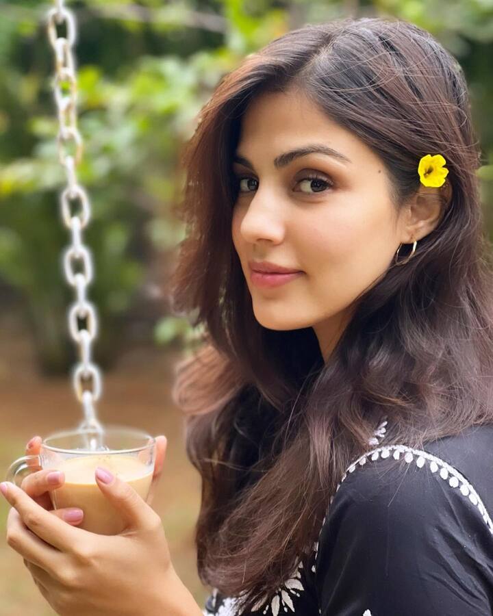 अभिनेता सुशांत सिंह केस मामले में रिया चक्रवर्ती का नाम आने के बाद ईडी ने उन्हें और उनके भाई शौविक चतुर्वेदी को समन भेजा था.