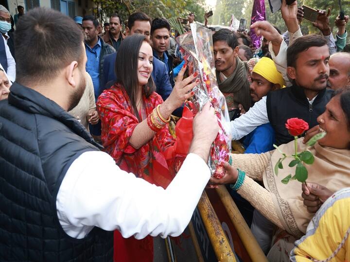 पत्नी रेचल को लेकर वे जबसे पटना आए हैं, तब से रोजाना समर्थक, पार्टी नेता, कार्यकर्ता व आम आदमी भी राबड़ी आवास पहुंच रहे हैं और तेजस्वी और रेचल को शादी की शुभकामनाएं दे रहे हैं.