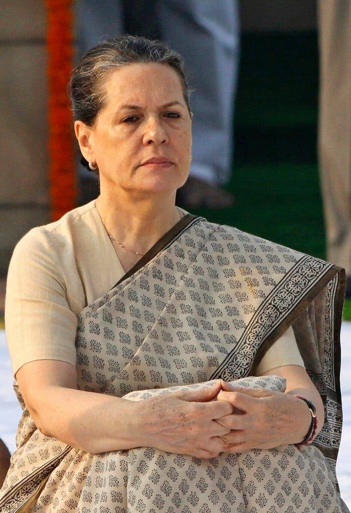 कांग्रेस पार्टी की अध्यक्ष सोनिया गांधी का असली नाम एंटोनिया एडविज अल्बिना माइनो है. उन्होंने दिवंगत प्रधानमंत्री राजीव गांधी से शादी की थी. राजीव गांधी से शादी के बाद उनका नाम सोनिया गांधी पड़ा.