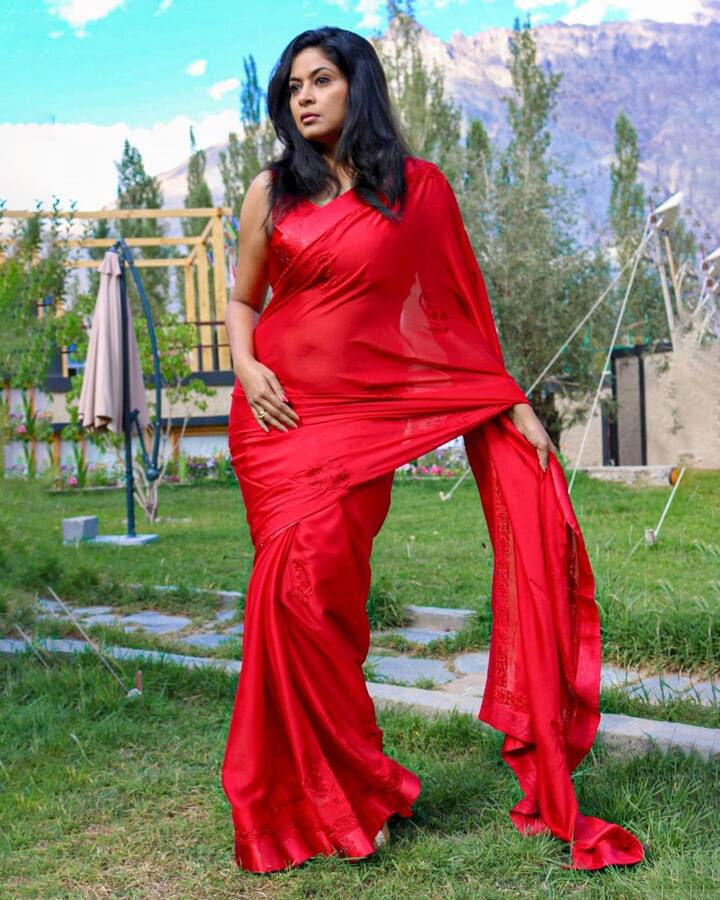 श्वेताला साडयांची विशेष आवड आहे. वेगवेगळ्या साड्यांमधले फोटो ती कायमच शेअर करत असते.  (photo:shwetashinde_official/ig)