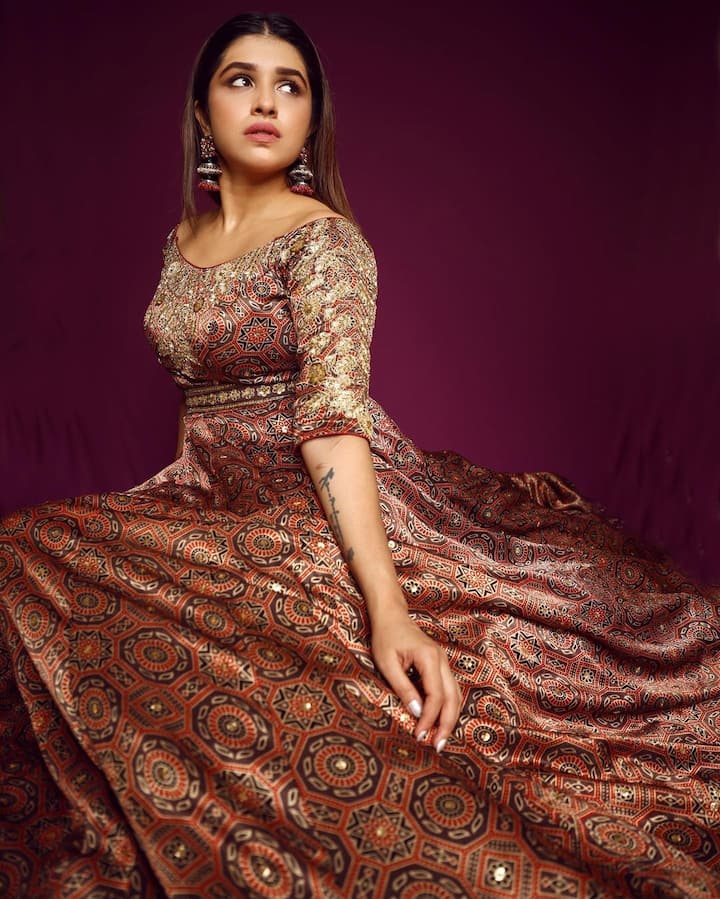 संस्कृतीने या फोटोंना दिलेल्या कॅप्शनने सर्वांचे लक्ष वेधले आहे. (Photo:@sanskruti_balgude_official/IG)