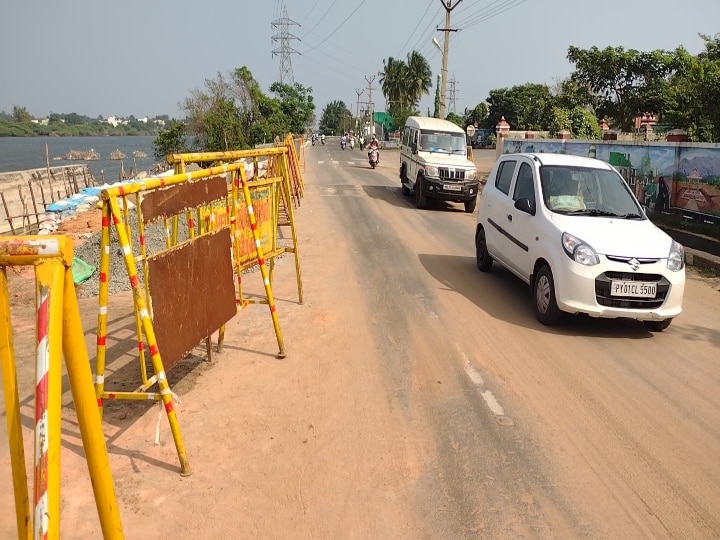 கடலூர் ஆட்சியர் அலுவலகம் சாலையில் மீண்டும் மண் அரிப்பு - போக்குவரத்து பாதிப்பு