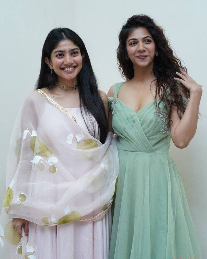 இடறுன்னு ஒரென்றே இடை நெஞ்சின் உள்ளில் ப்ரணயத்தின் மழையாய் நீ பொழியுன்னீ நாளில்