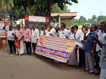 Transport workers protest in Tanjore demanding a pay rise ஊதிய உயர்வு கேட்டு தஞ்சையில் போக்குவரத்து தொழிலாளர்கள் ஆர்ப்பாட்டம்