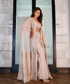 Alia Bhatt Look: दोस्त की शादी में साड़ी लहंगा छोड़ ये ड्रेस पहनकर आलिया ने मचाया धमाल