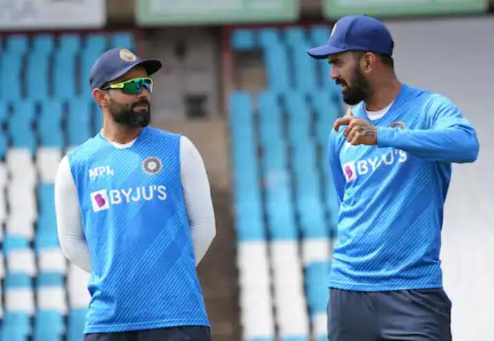 ટીમ ઇન્ડિયા હાલમાં સાઉથ આફ્રિકાના પ્રવાસે છે. સાઉથ આફ્રિકા અને ટીમ ઇન્ડિયા વચ્ચે પ્રથમ ટેસ્ટ મેચ 26 ડિસેમ્બરના રોજ શરૂ થશે. ત્યારબાદ ત્રણ મેચની વન-ડે સીરિઝ પણ રમાશે. ટીમ ઇન્ડિયાએ ટેસ્ટ સીરિઝ અગાઉ પ્રેક્ટિંગ સેશનમાં પરસેવો પાડ્યો હતો. બેટ્સમેન લોકેશ રાહુલ પ્રેક્ટિસ સેશન દરમિયાન વિરાટ કોહલી પાસેથી ટિપ્સ લેતો જોવા મળ્યો હતો.