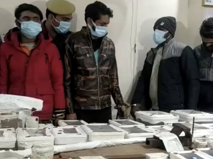 Ghaziabad SOG team Muradnagar police in joint actionillegal arms factory recovered huge amount of illegal weapons Five accused arrested ANN Ghaziabad News: अवैध हथियार बनाने वाली फैक्ट्री का भंडाफोड़, भारी मात्रा में असलहा के साथ पांच आरोपी गिरफ्तार
