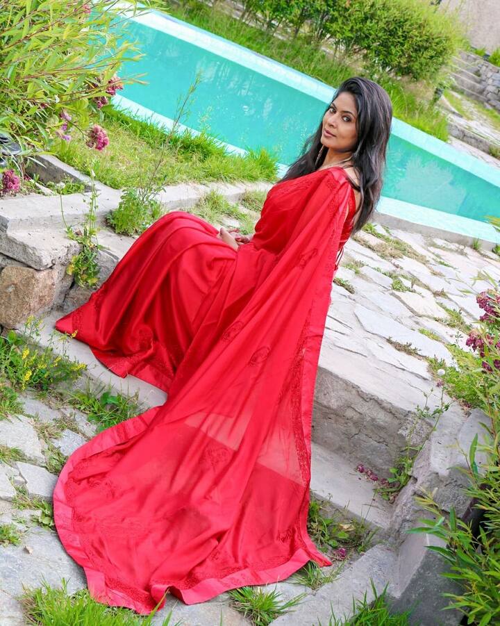 नुकतंच तिने लाल रंगाच्या साडीत फोटोशूट केलंय, ज्याचे फोटो व्हायरल होतायत. (photo:shwetashinde_official/ig)