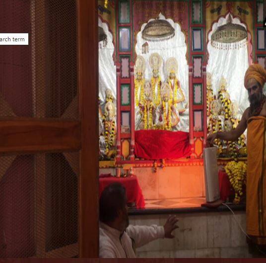 बता दें कि राम की नगरी अयोध्या में भगवाम सीताराम जानकी को गर्म कपड़े पहनाए गए हैं.