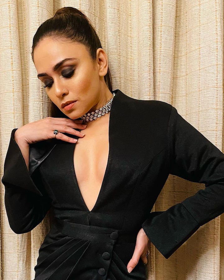 सामने आई तस्वीरों में आप देख सकते हैं कि अमृता खालविलकर (Amruta Khanvilkar) ब्लैक डीप नेक और हाई स्लिट ड्रेस में काफी दिलकश पोज देती दिखाई दीं.