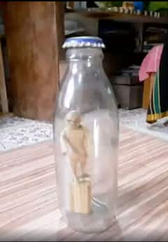 అగ్గి పెట్టెనుంచి అంతరిక్షం వరకు..అన్నీ సీసాలోకి ఎక్కించేస్తాడు.