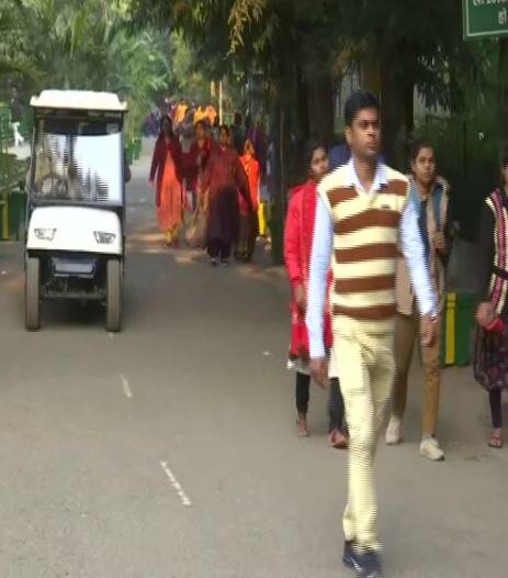 बता दें कि लखनऊ के चिड़ियाघर में पशु-पक्षियों को कड़कड़ाती ठंड से बचाने के लिए हीटर की व्यवस्था की गई है.